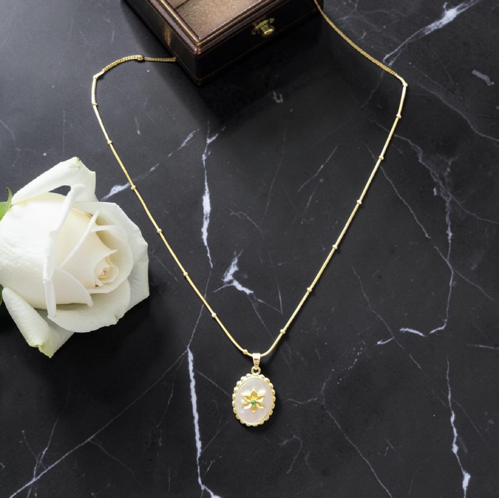 White Flower Pendent Chain